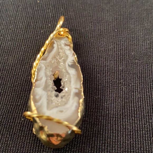 Wired wrapped sliced Quartz pendant - Picture 3 of 5